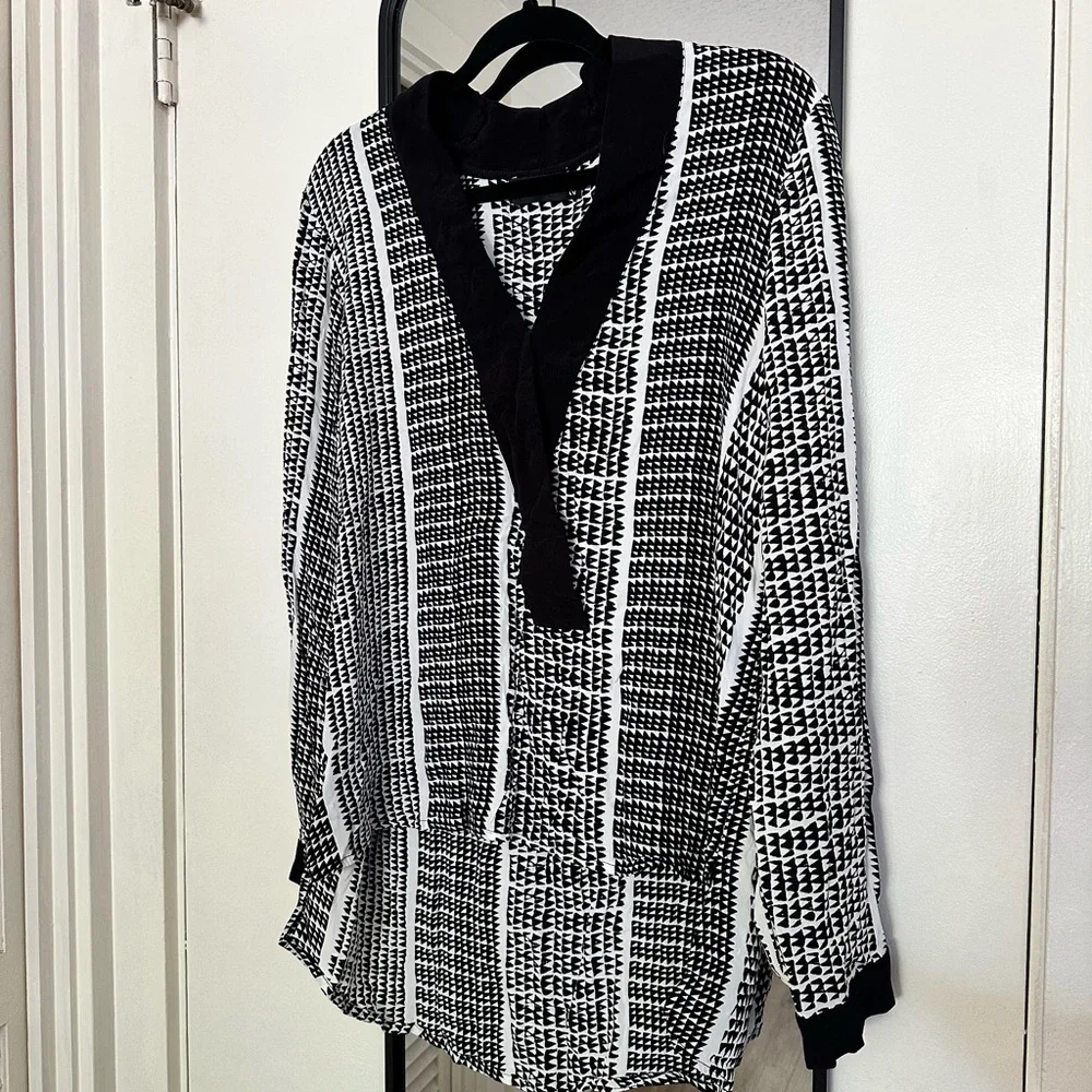 Manaola Black & White Women's   V- Neck Pullover Top